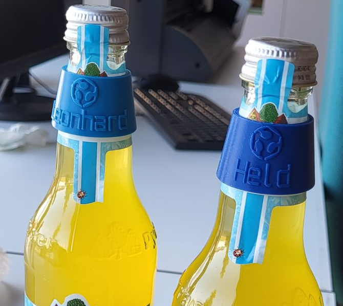 Bild von zwei Flaschenclips, die an den Hälsen zweier Flaschen angebracht sind.